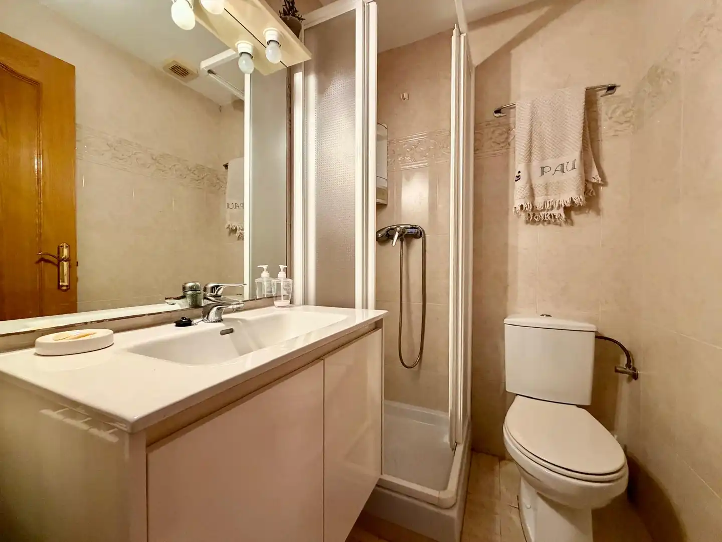 Badezimmer von Wohnung zum Verkauf in Palamós mit Klimaanlage, Terrasse und Möbliert