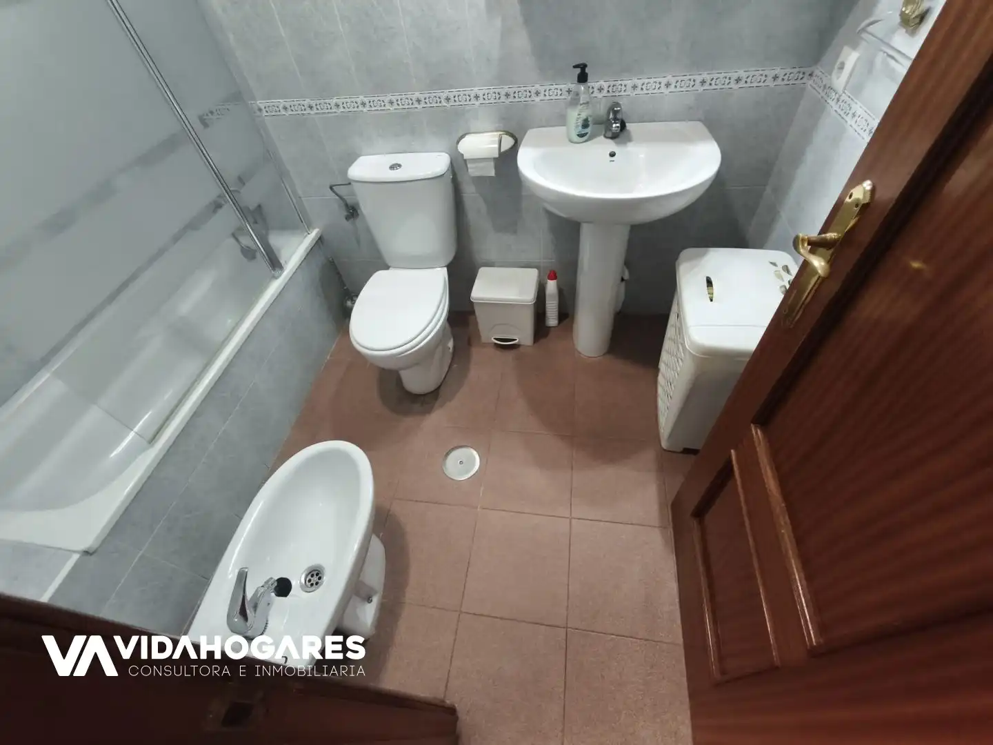Badezimmer von Wohnung zum Verkauf in Chipiona mit Klimaanlage und Balkon