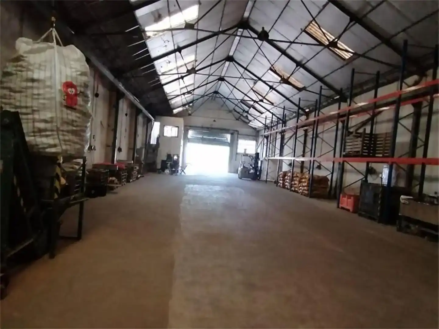 Industrial buildings for sale in Oeste