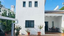 Vista exterior de Casa o xalet en venda en Chiclana de la Frontera amb Terrassa i Piscina