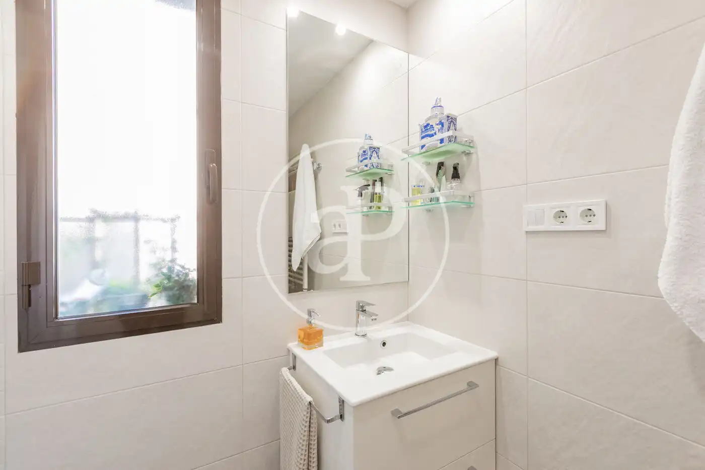 Baño de Piso en venta en Madrid con Aire acondicionado, Calefacción y Jardín privado