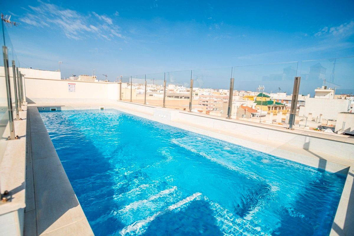 Swimming pool of Planta baja to rent in Torrevieja  with Air Conditioner, Heating and Storage room