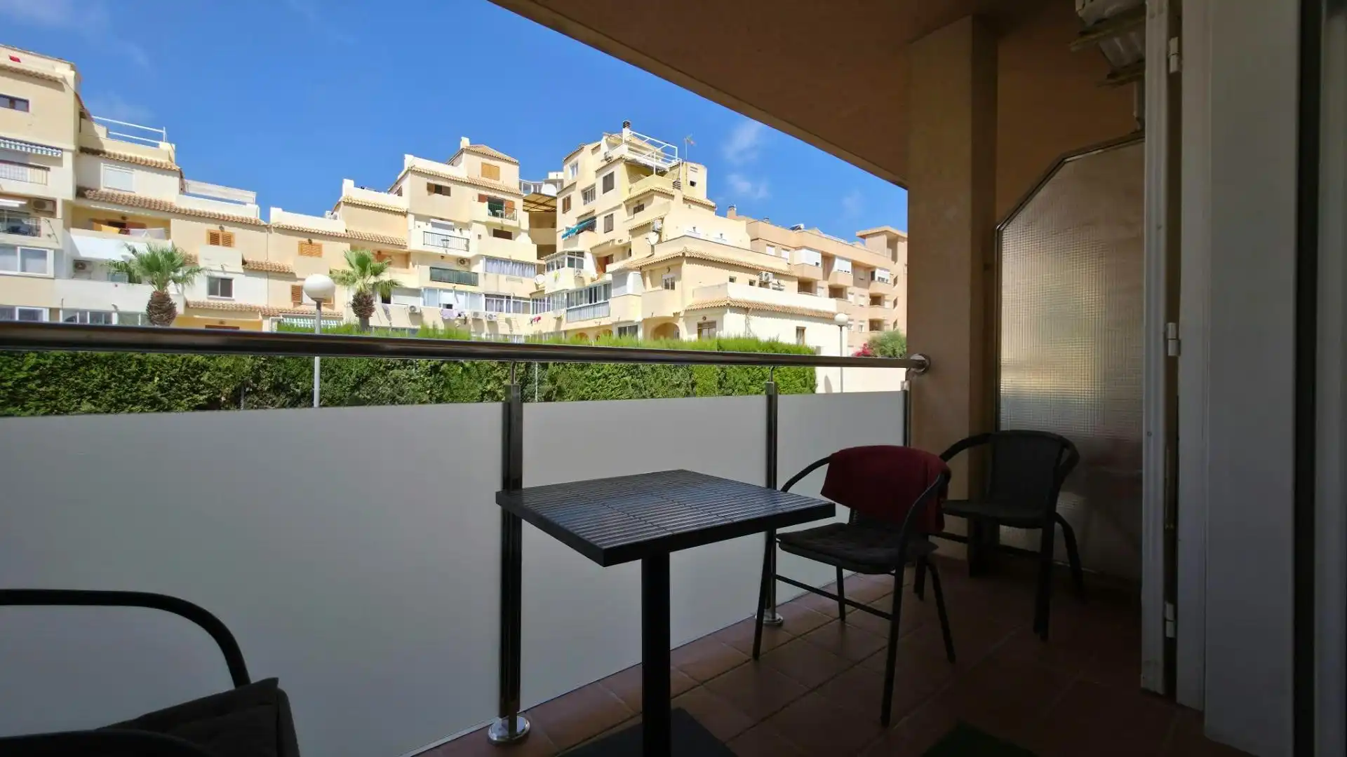 Terrasse von Erdgeschoss zum Verkauf in Torrevieja mit Klimaanlage, Abstellraum und Schwimmbad