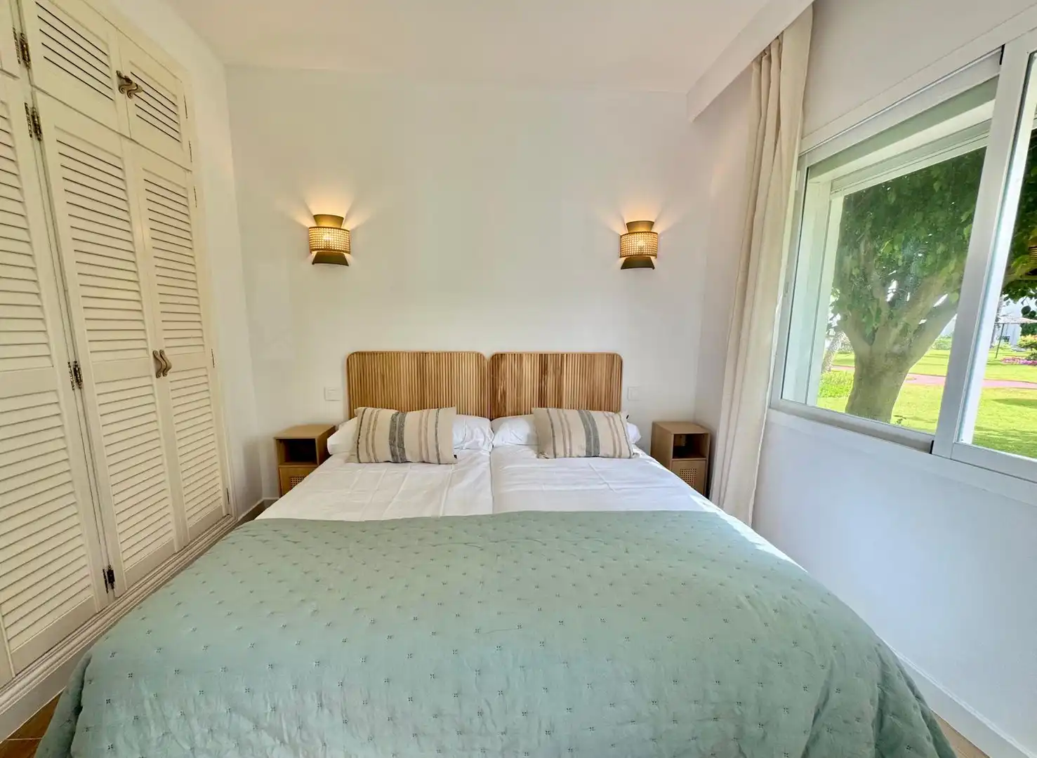 Schlafzimmer von Erdgeschoss zur Miete in Estepona mit Klimaanlage, Terrasse und Schwimmbad