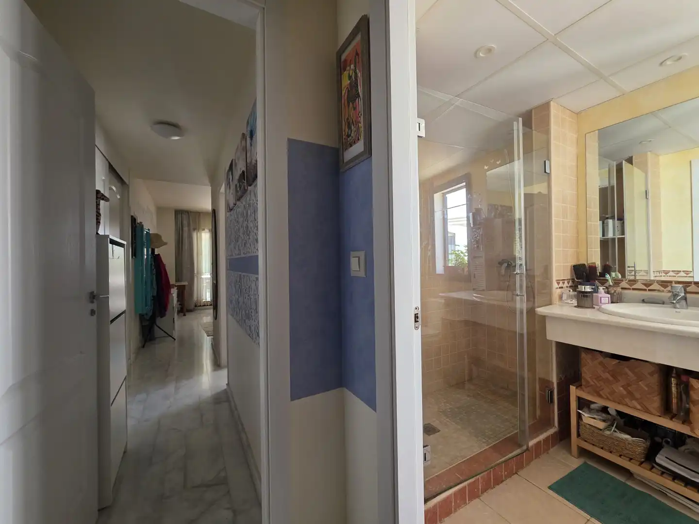 Badezimmer von Erdgeschoss zum Verkauf in La Alcaidesa mit Klimaanlage, Privatgarten und Terrasse