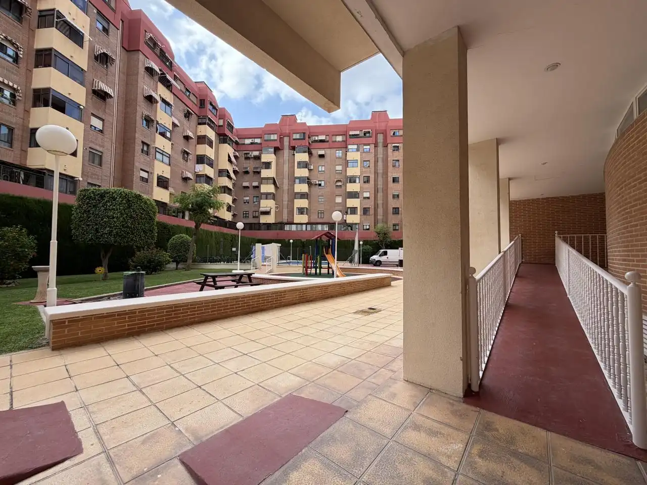 Außenansicht von Wohnung zum Verkauf in Alicante / Alacant mit Klimaanlage, Privatgarten und Terrasse