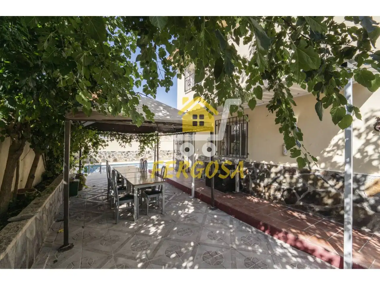 Vista exterior de Casa adosada en venda en Las Ventas de Retamosa amb Jardí privat, Terrassa i Piscina