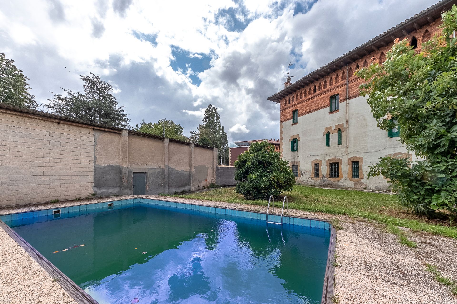 Vista exterior de Casa o chalet en venta en Etxebarri con Jardín privado, Piscina y Balcón