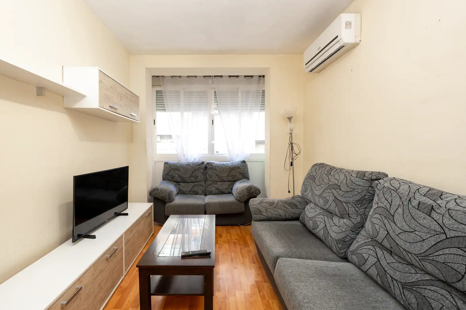 Sala de estar de Piso de alquiler en Granada con Aire acondicionado, Calefacción y Amueblado