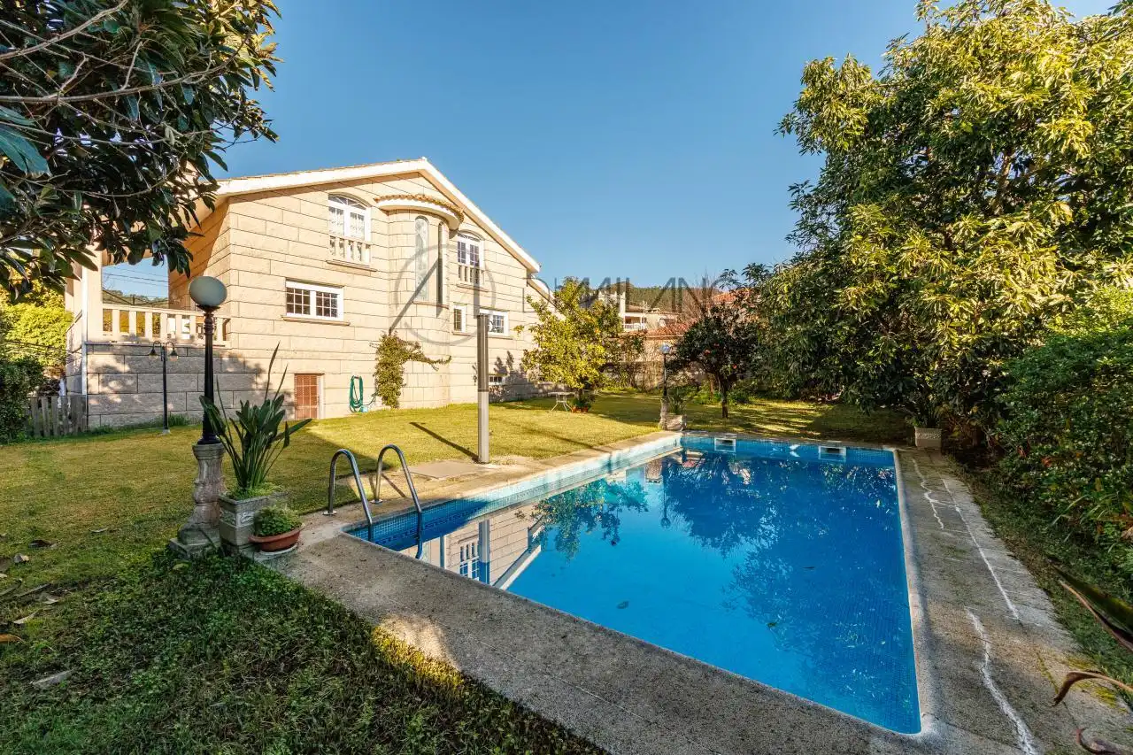 Piscina de Casa o xalet en venda en Nigrán amb Calefacció, Jardí privat i Terrassa