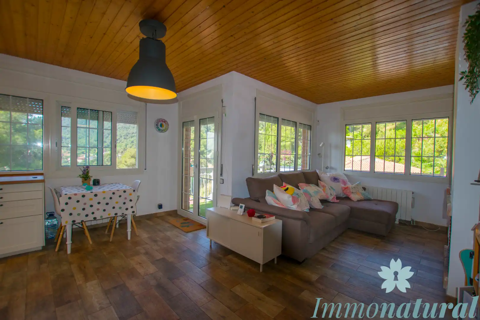 Sala de estar de Casa o chalet en venta en Torrelles de Llobregat con Aire acondicionado, Calefacción y Jardín privado