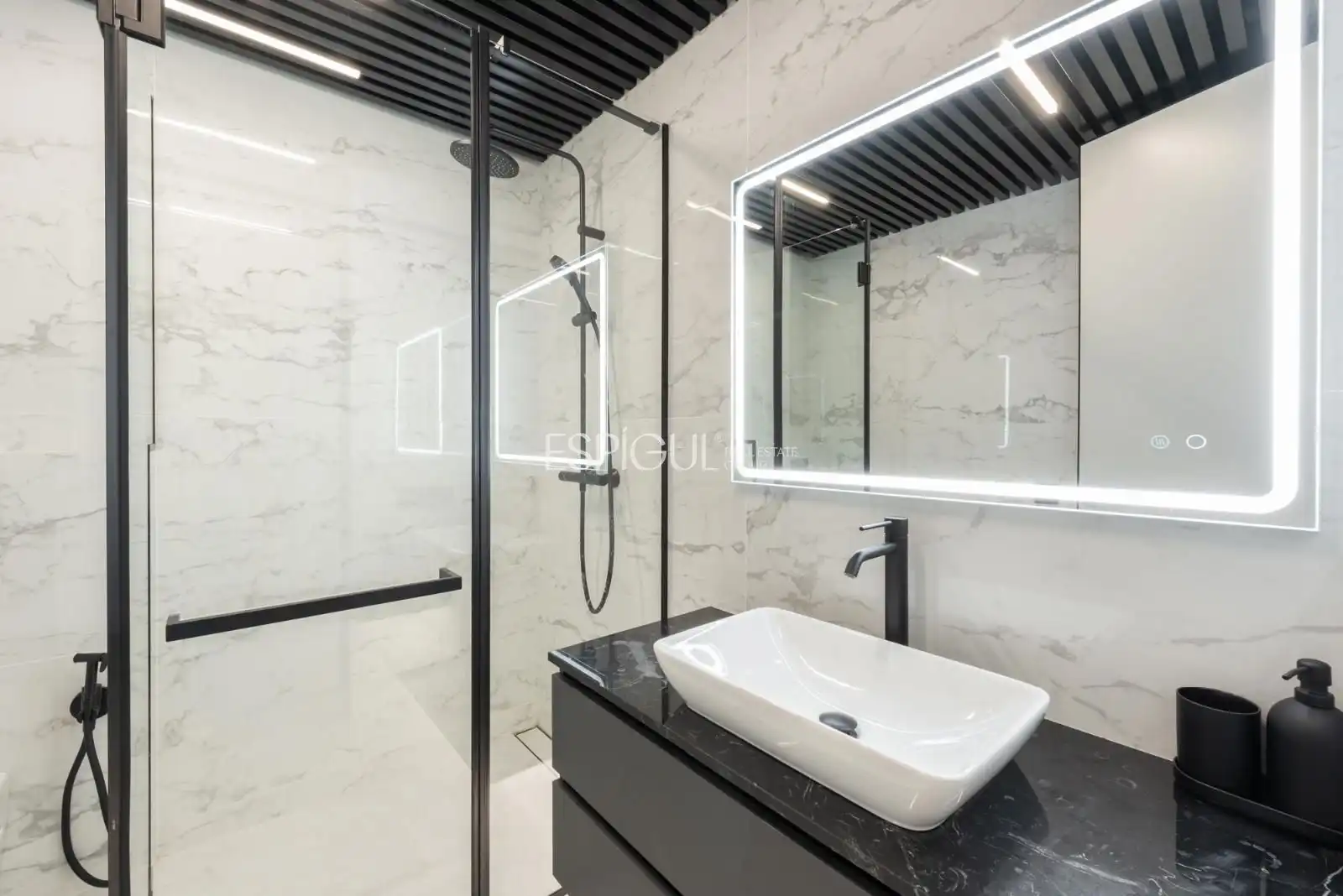 Bathroom of Houses for sale in Castelldefels  with Air Conditioner, Heating and Parquet flooring