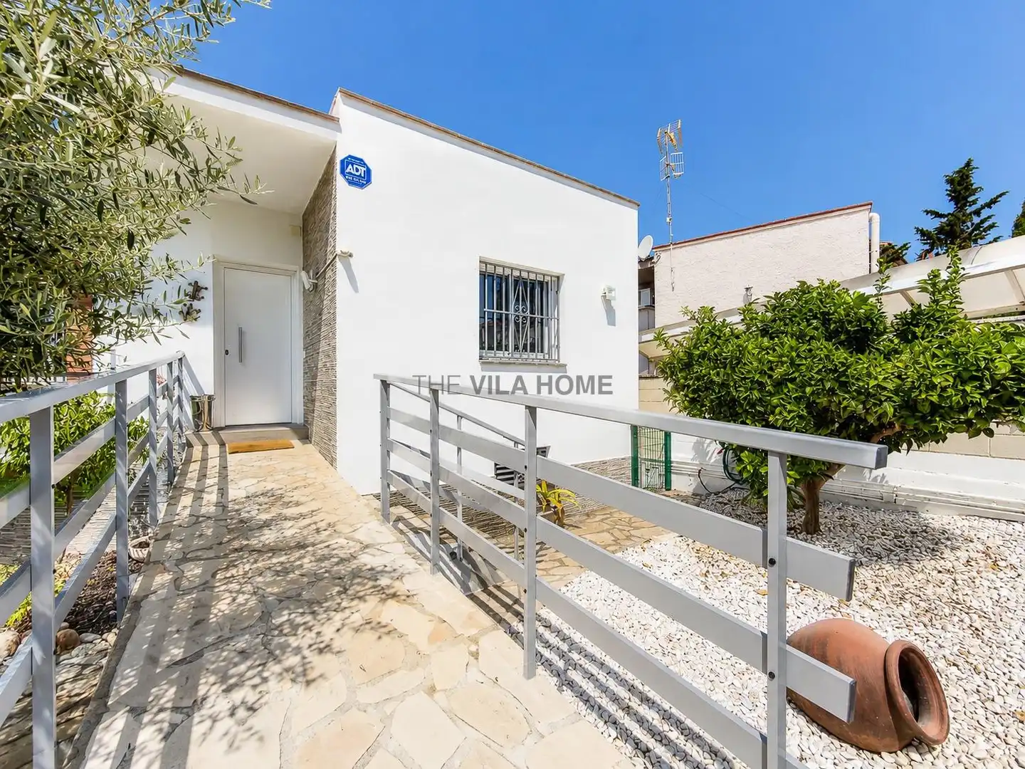 Vista exterior de Casa o chalet en venta en Vilanova i la Geltrú con Aire acondicionado, Calefacción y Jardín privado
