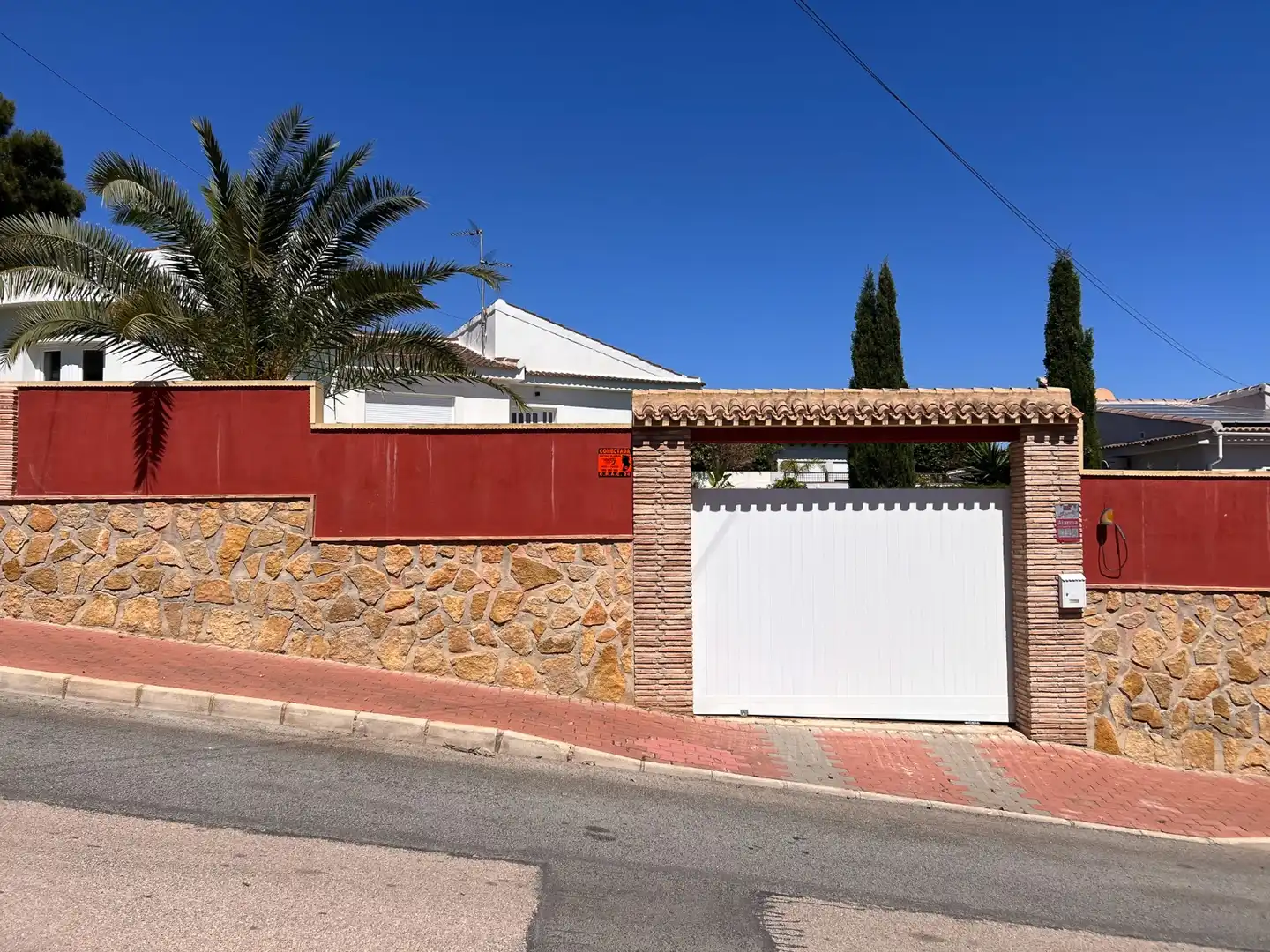 Außenansicht von Haus oder Chalet zum Verkauf in Torrevieja mit Klimaanlage, Heizung und Privatgarten