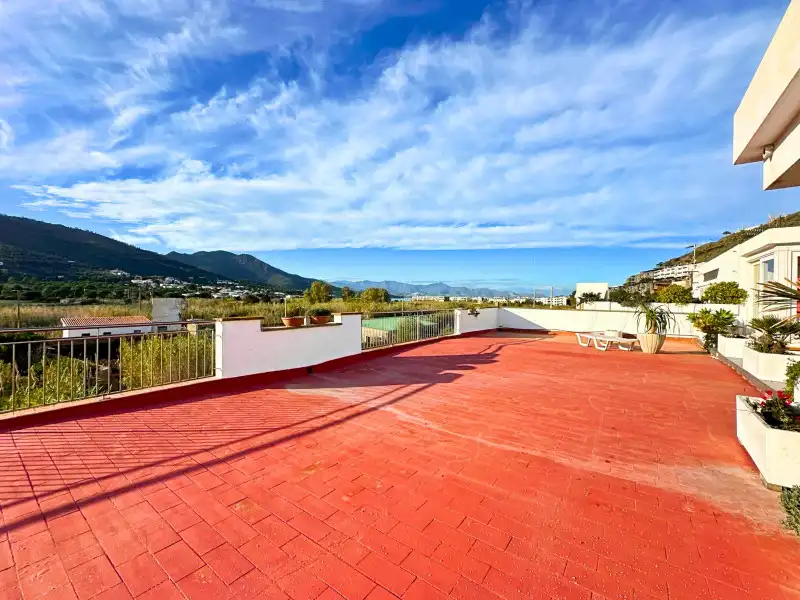 Vista exterior de Edifici en venda en El Port de la Selva amb Alarma