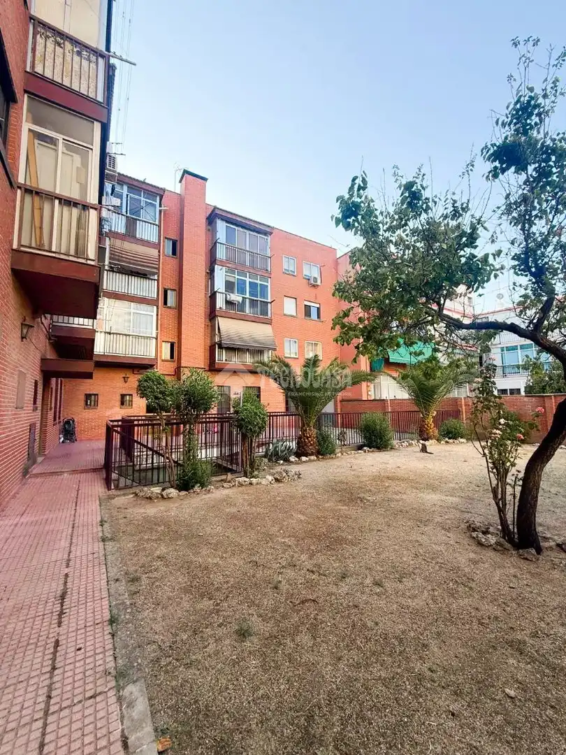 Vista exterior de Pis en venda en Madrid amb Calefacció, Parquet i Terrassa