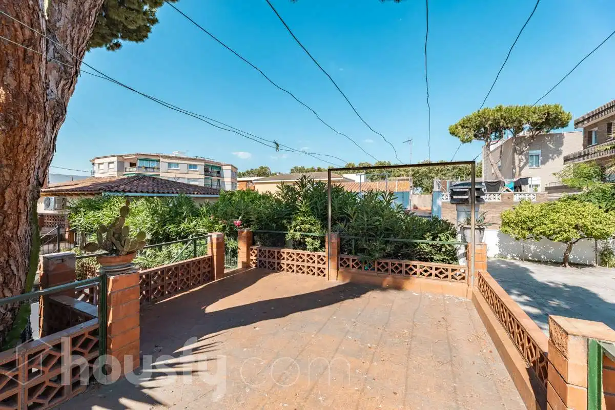 Vista exterior de Casa o xalet en venda en Castelldefels amb Jardí privat, Terrassa i Traster