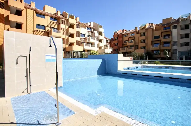 Piscina de Planta baja en venta en Sotogrande con Aire acondicionado, Terraza y Piscina