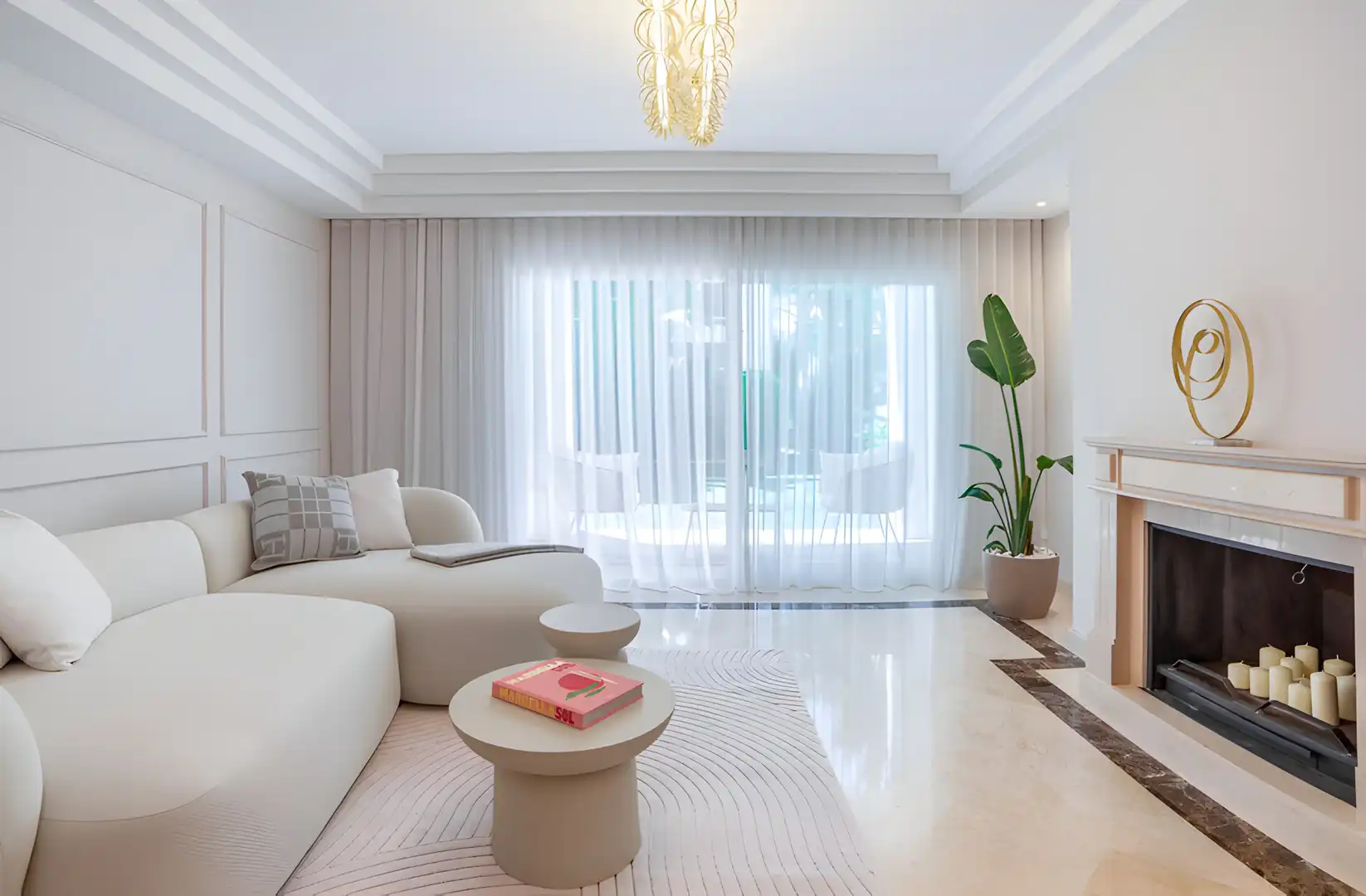 Sala d'estar de Planta baixa en venda en Marbella amb Aire condicionat, Terrassa i Piscina