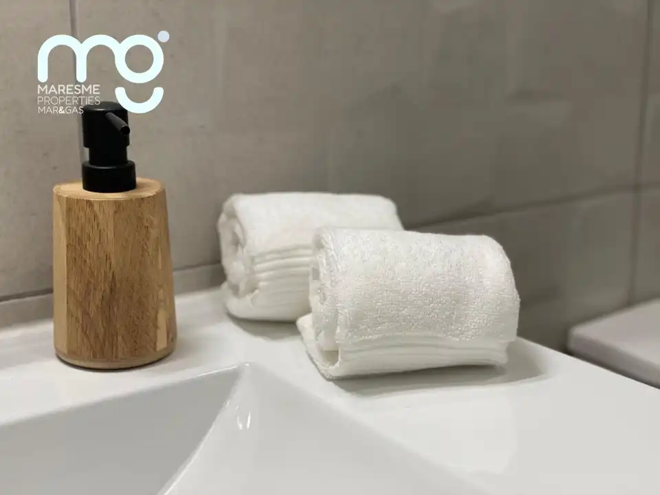 Bathroom of Flat for rent in El Masnou  with Air Conditioner, Heating and Parquet flooring