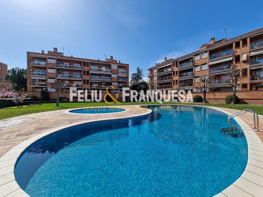 Vista exterior de Àtic en venda en Sant Cugat del Vallès amb Calefacció, Terrassa i Traster