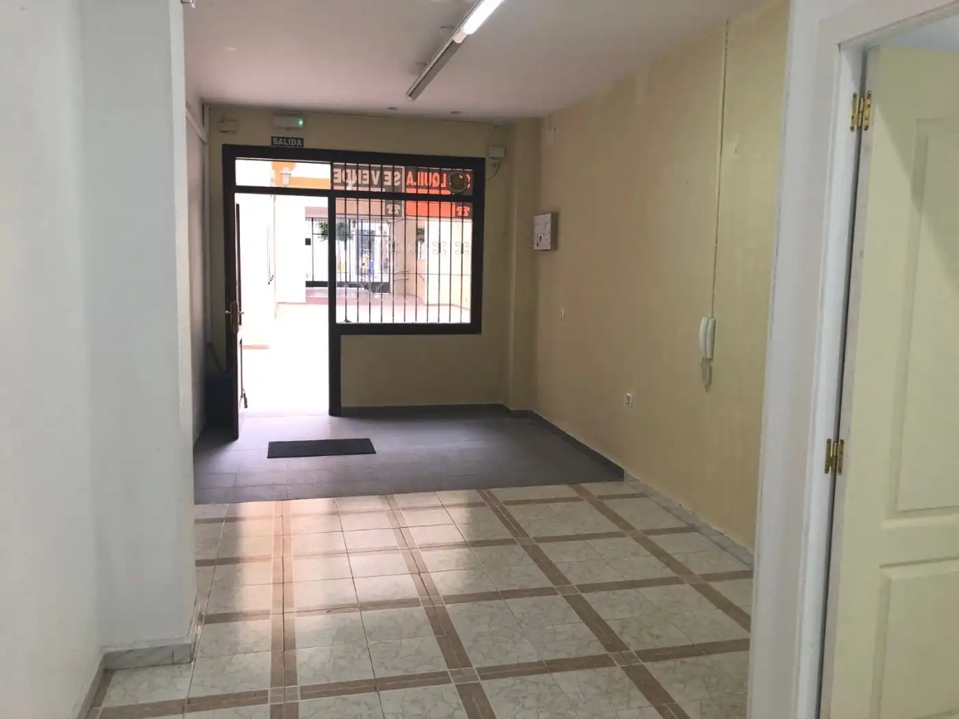 Local comercial en venta en Núcleo urbano, imagen 2