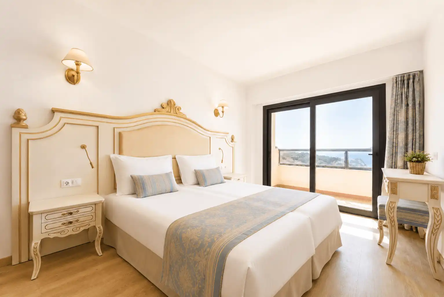 Bedroom of Apartments for rent in Manacor  with Air Conditioner and Balcony