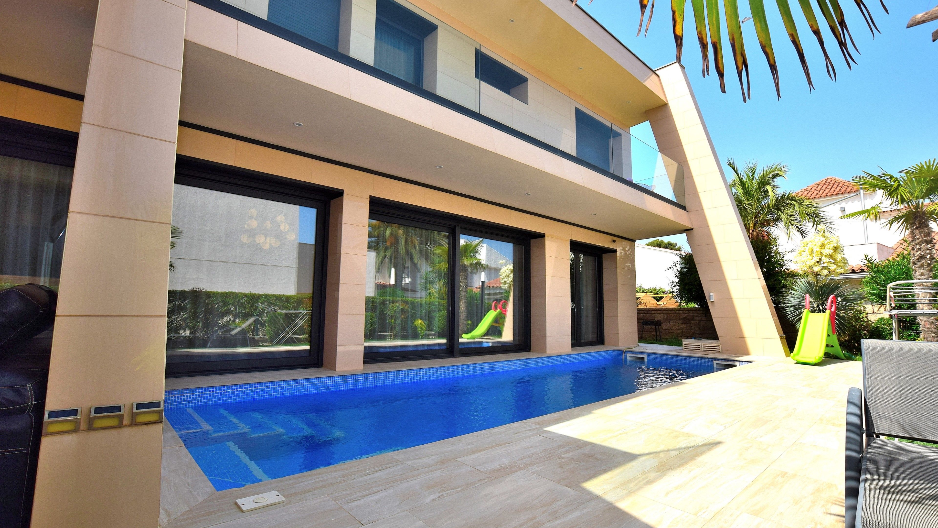 Piscina de Casa o xalet en venda en Cambrils amb Aire condicionat, Jardí privat i Parquet