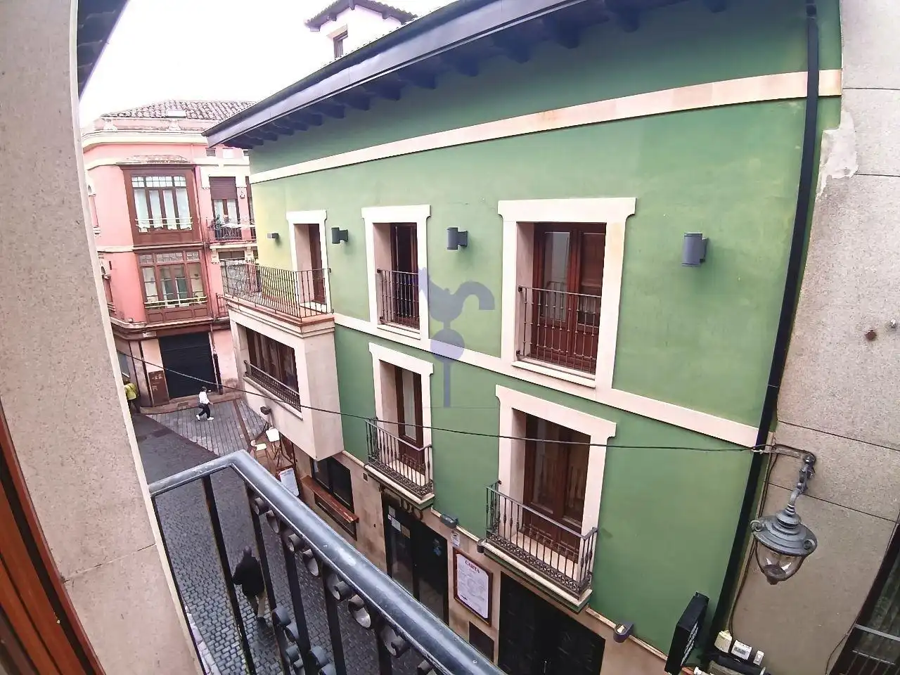 Vista exterior de Apartament en venda en León Capital  amb Calefacció, Parquet i Traster