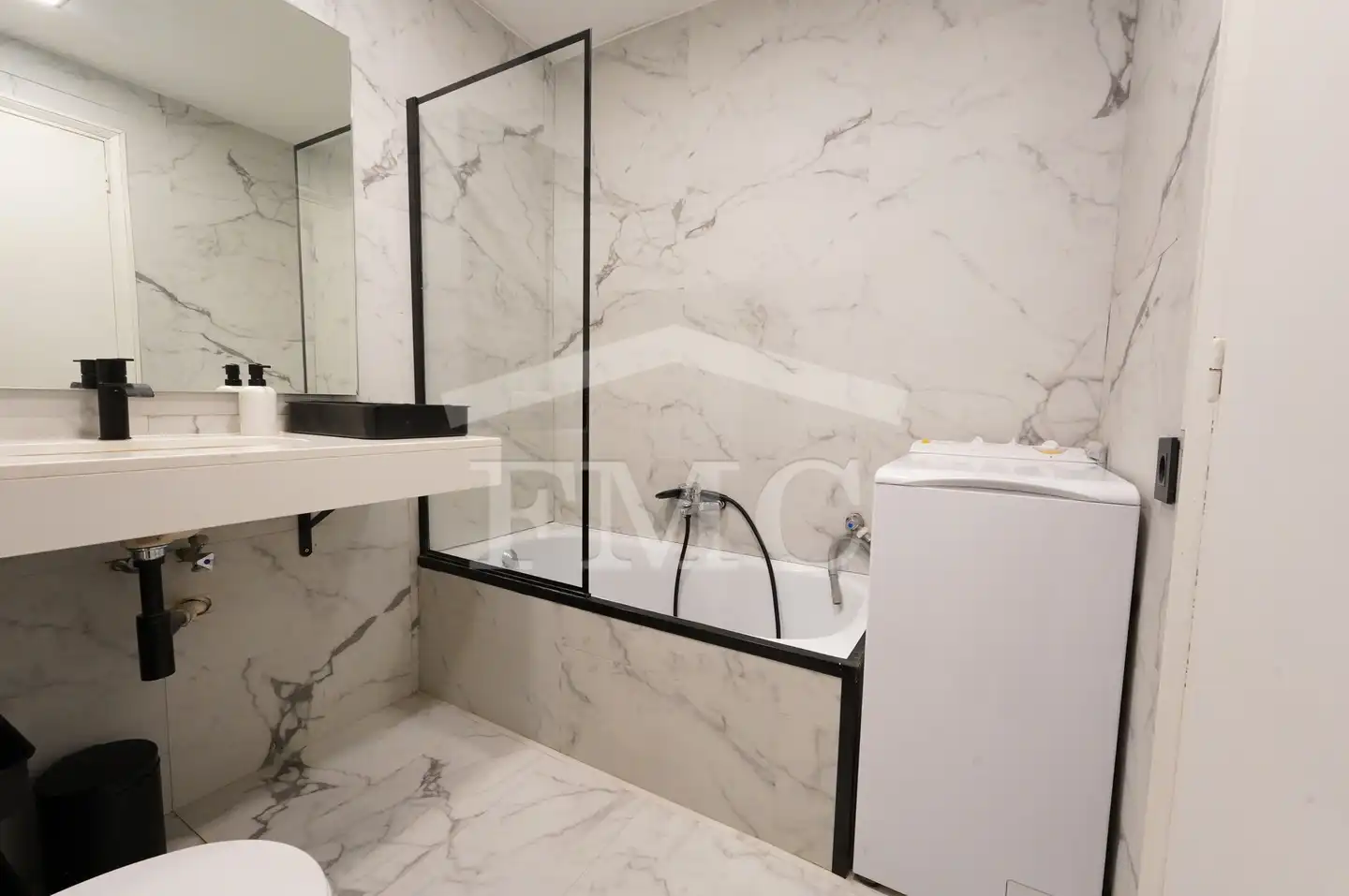Bathroom of Flat for rent in Alp  with Heating, Parquet flooring and Storage room