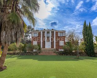 Vista exterior de Casa o xalet en venda en Cerdanyola del Vallès amb Aire condicionat, Calefacció i Jardí privat