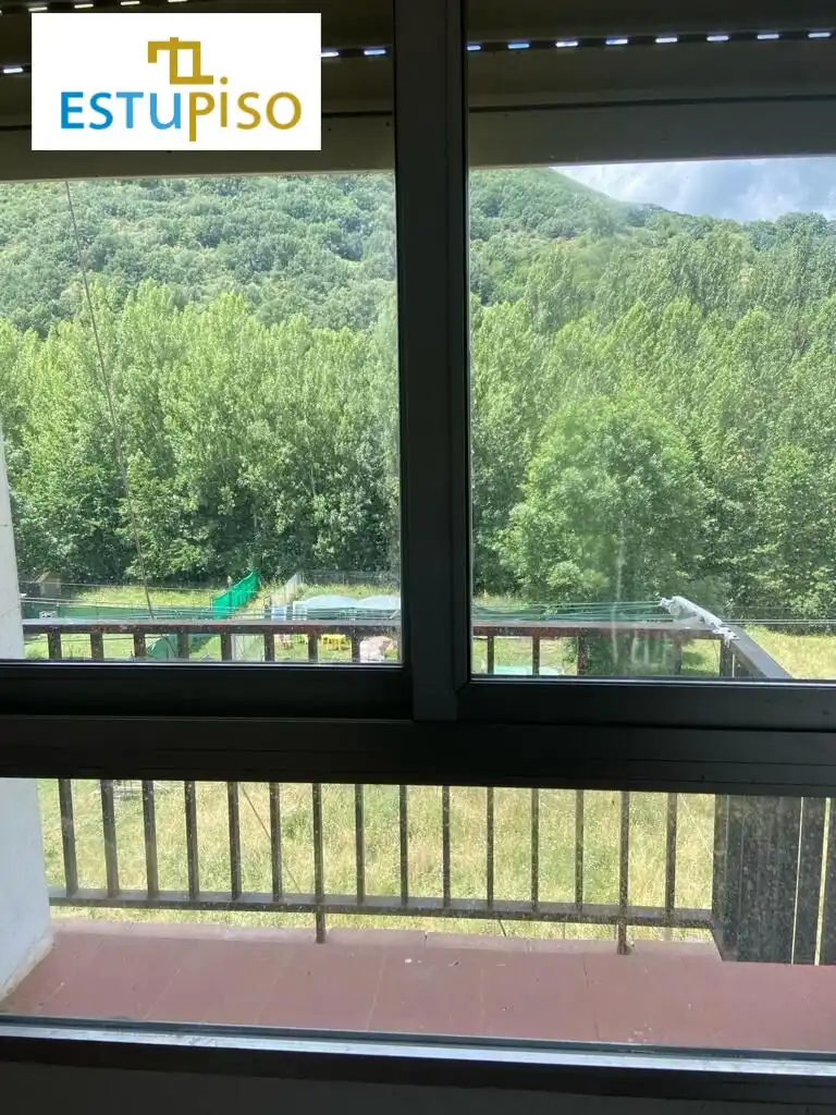 Schwimmbecken von Geschaftsraum zum Verkauf in Matallana de Torío mit Möbliert