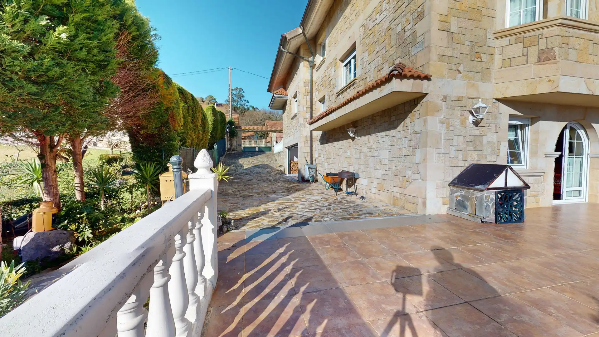 Vista exterior de Casa o xalet en venda en Arnuero amb Calefacció, Terrassa i Balcó
