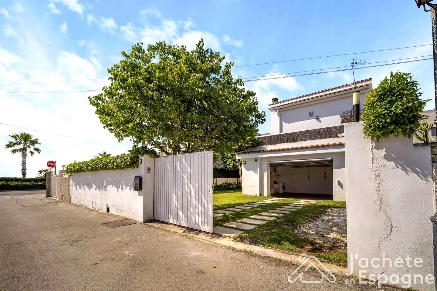 Vista exterior de Casa o xalet en venda en Vinaròs amb Aire condicionat, Jardí privat i Terrassa