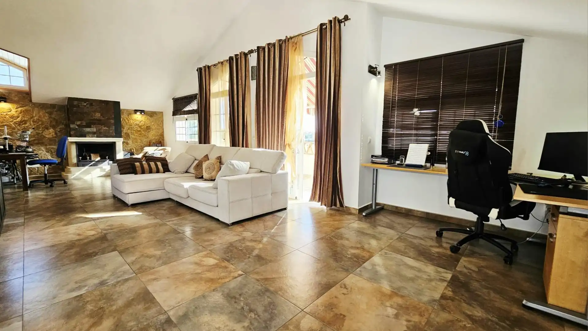 Sala de estar de Casa o chalet en venta en Marbella con Jardín privado, Terraza y Piscina comunitaria