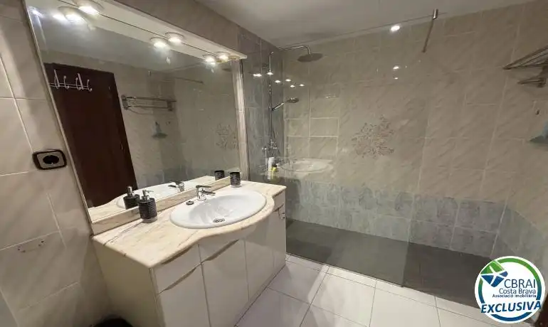 Bany de Apartament en venda en Roses amb Calefacció i Moblat