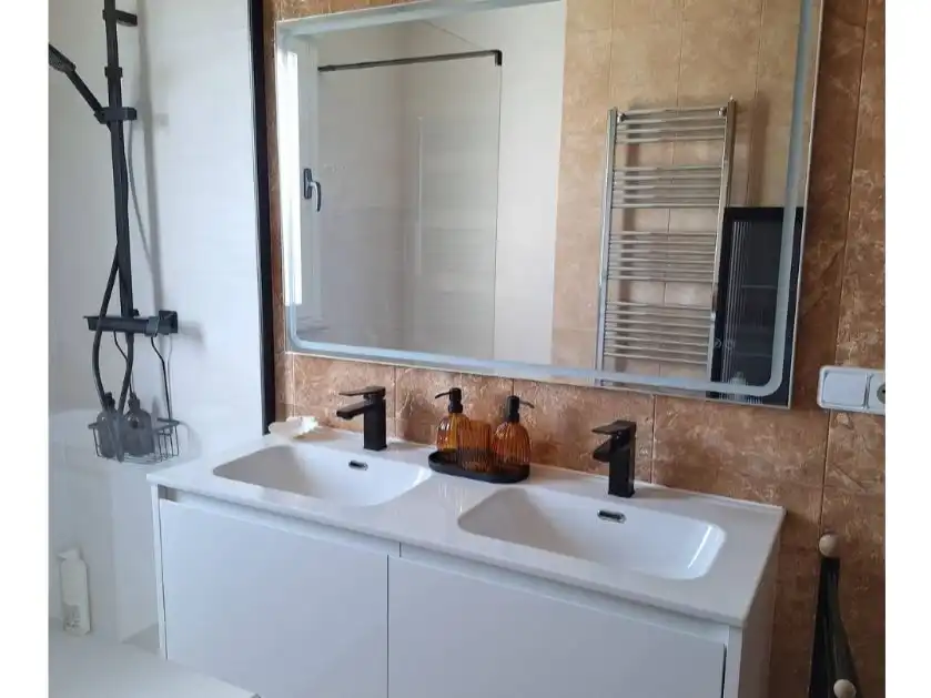 Bathroom of Flat for rent in Lumbrales  with Air Conditioner, Heating and Terrace