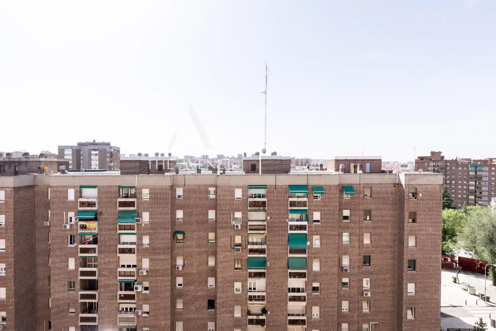 Vista exterior de Pis en venda en Madrid amb Calefacció, Terrassa i Traster