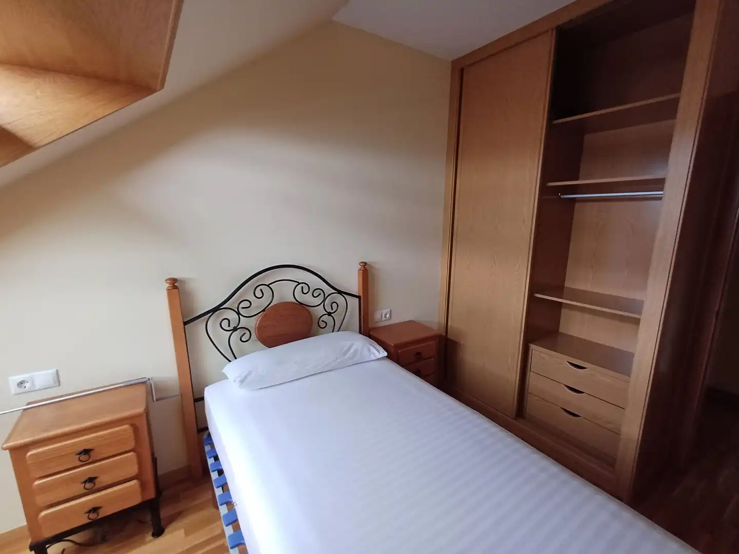 Schlafzimmer von Wohnung zur Miete in A Coruña Capital  mit Heizung, Terrasse und Möbliert