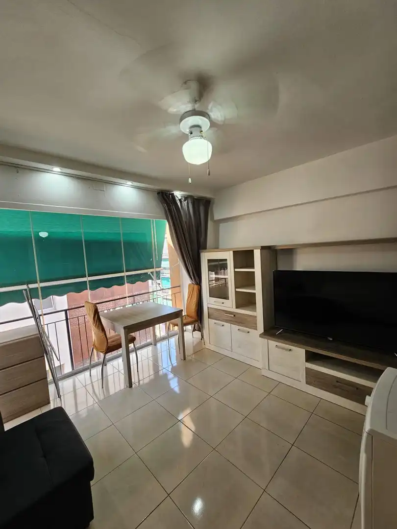 Sala d'estar de Estudi de lloguer en Benidorm amb Aire condicionat, Terrassa i Moblat