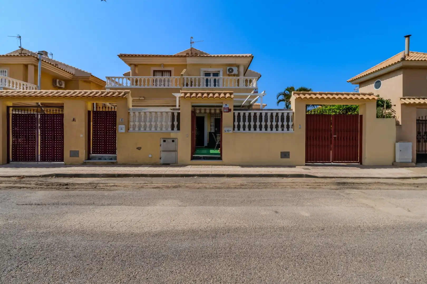Vista exterior de Casa adosada en venda en Mazarrón amb Aire condicionat, Jardí privat i Terrassa