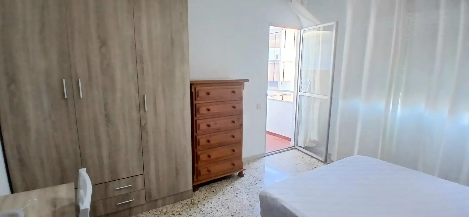 Dormitori de Pis per a compartir en Almería amb Aire condicionat, Terrassa i Moblat