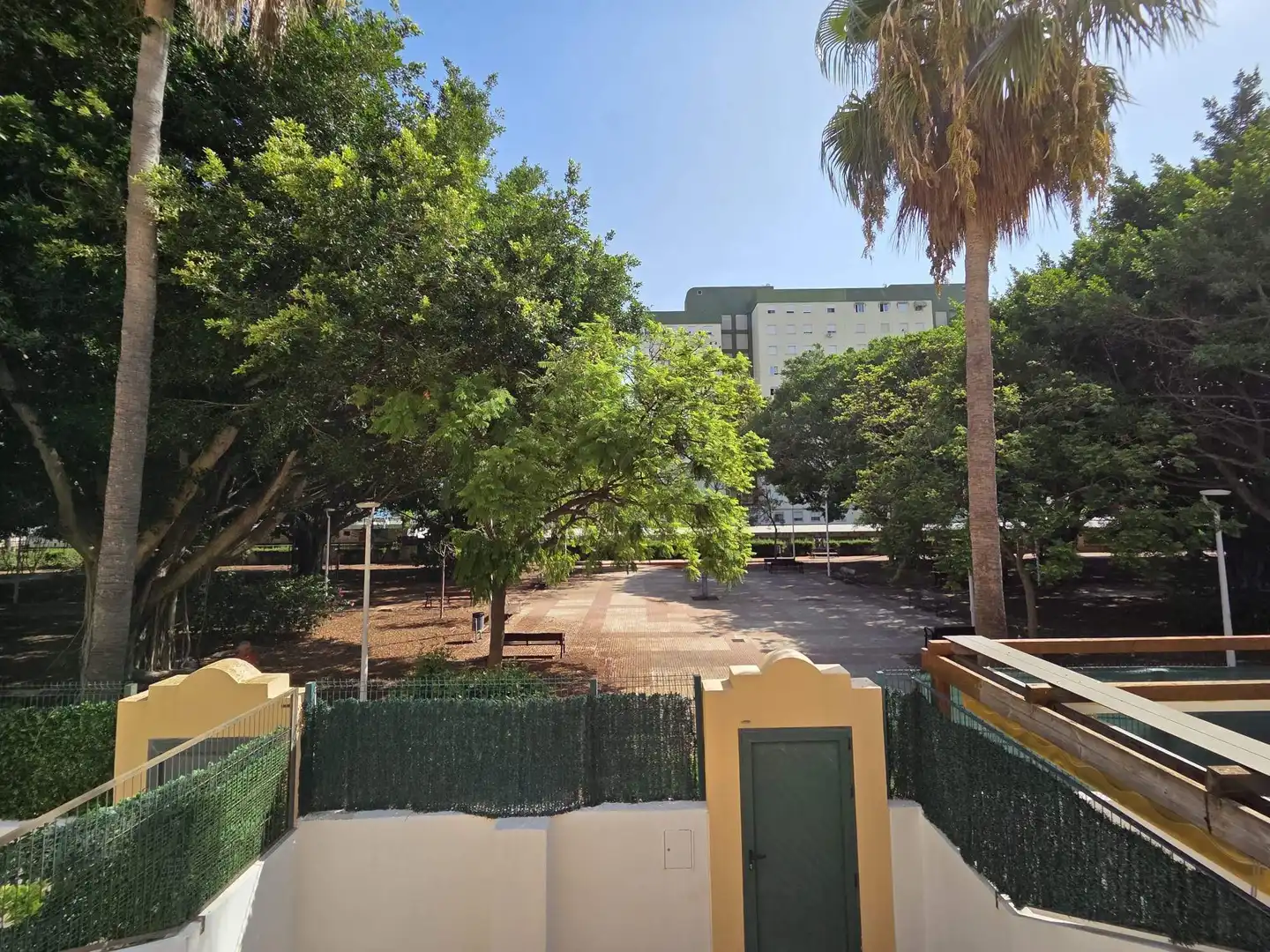 Vista exterior de Casa adosada en venda en Gandia amb Aire condicionat, Jardí privat i Terrassa