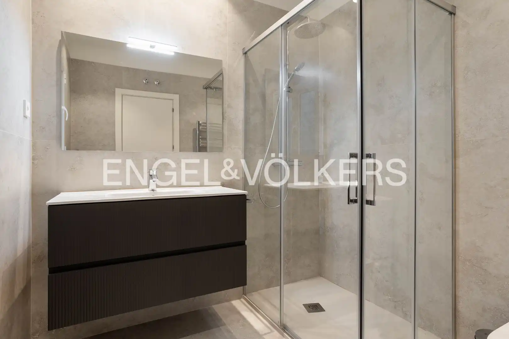 Bany de Apartament de lloguer en Madrid amb Aire condicionat i Calefacció