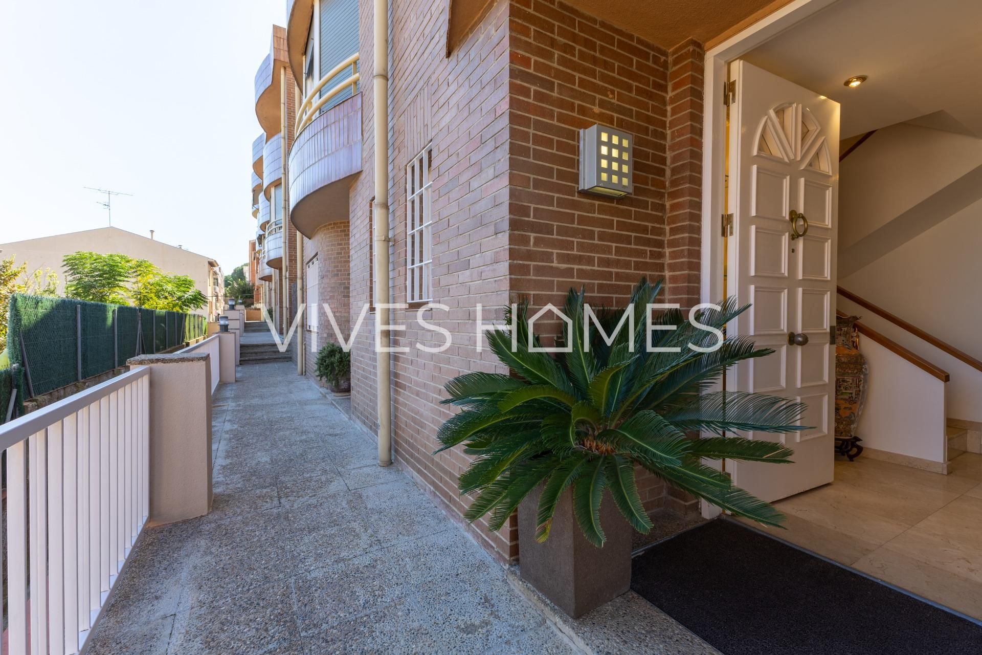 Vista exterior de Casa adosada en venda en Alella amb Aire condicionat, Calefacció i Jardí privat