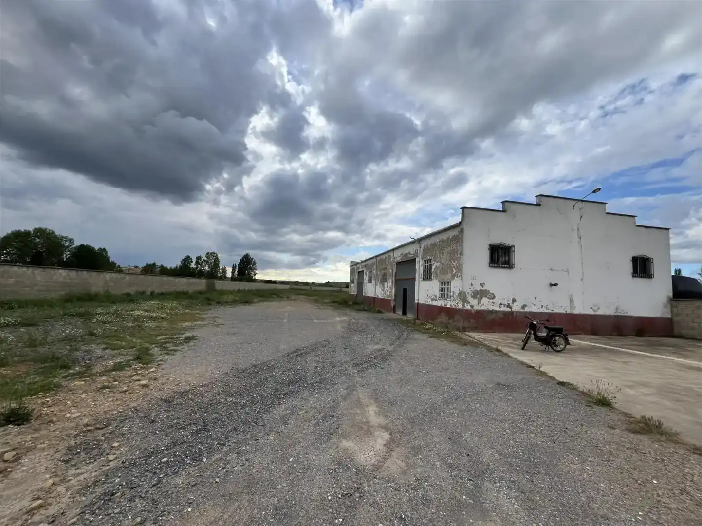Exterior view of Industrial buildings for rent in Villaturiel