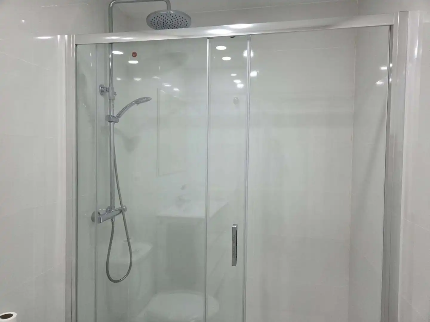 Badezimmer von Büro zur Miete in Madrid mit Klimaanlage, Heizung und Möbliert