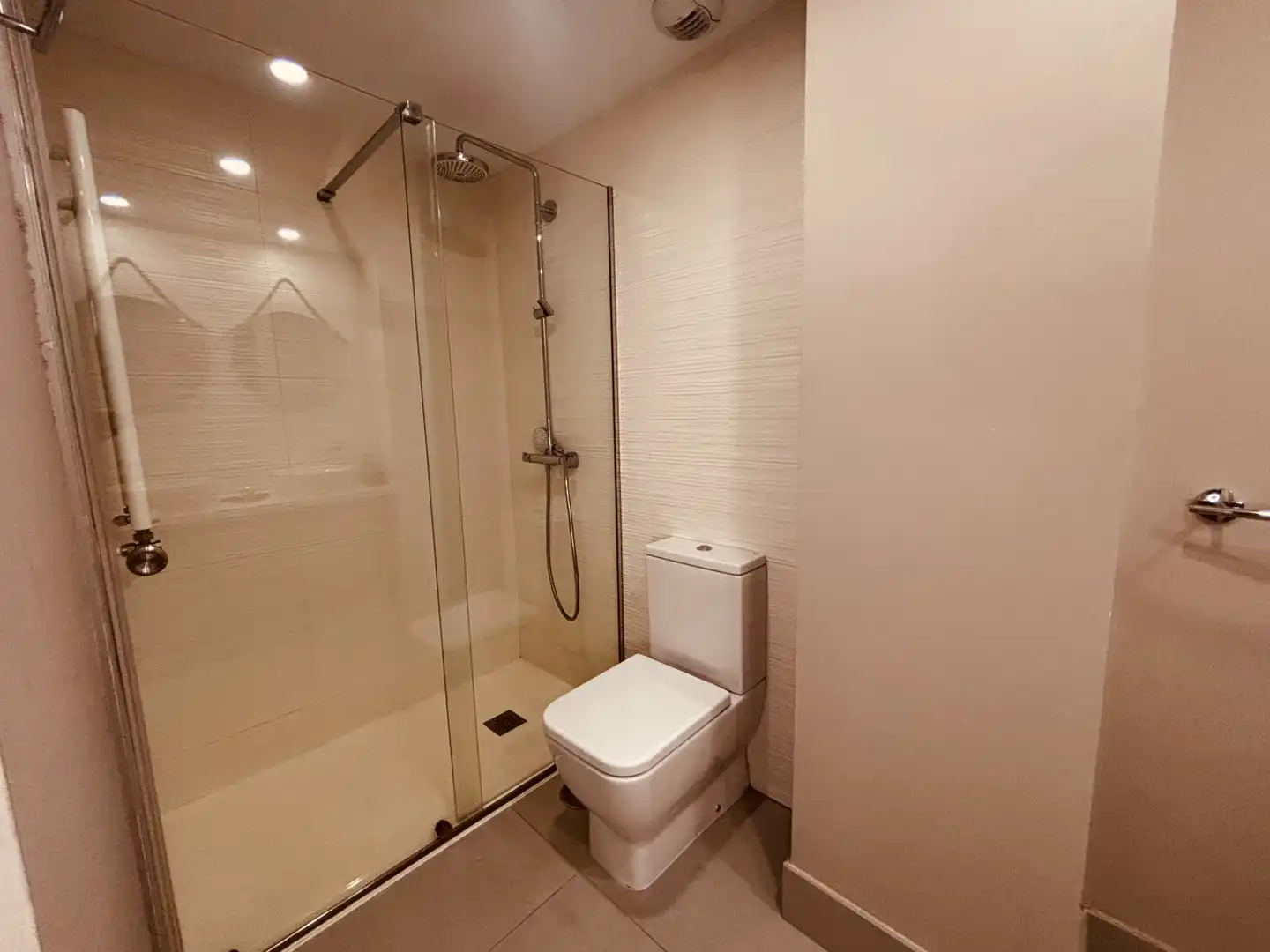 Baño de Piso en venta en Getafe con Aire acondicionado, Calefacción y Jardín privado