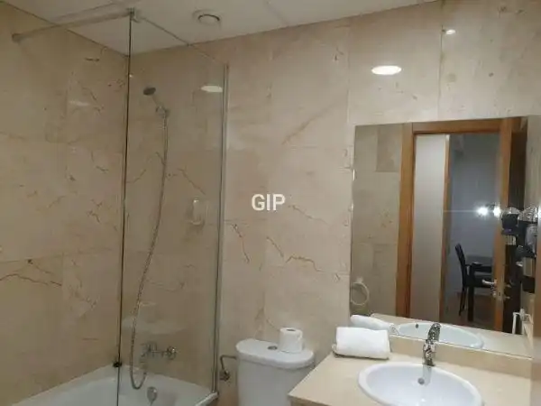 Bany de Apartament de lloguer en Madrid amb Aire condicionat, Calefacció i Parquet