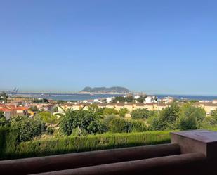 Vista exterior de Casa adosada en venda en Algeciras amb Terrassa, Balcó i Piscina comunitària